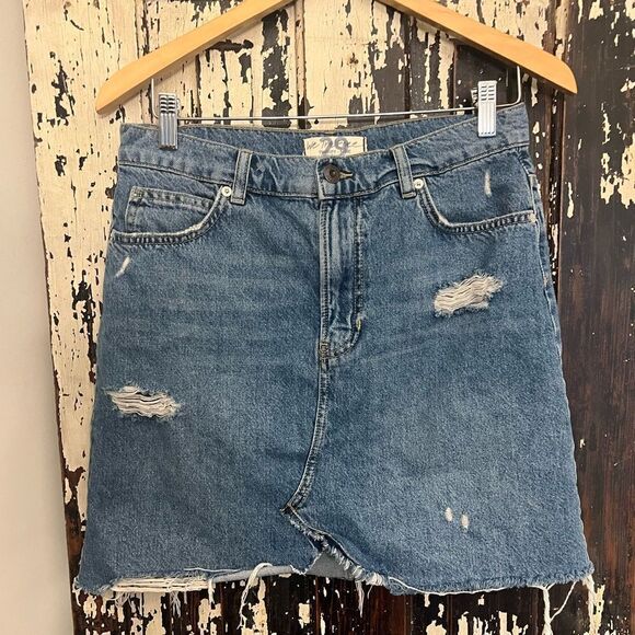 Free People We The People Distressed Denim jean skirt. Women’s size 29. - Picture 1 of 7
